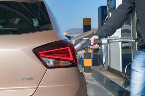 Benzyna CNG co to znaczy? Różnice i zalety dla kierowców
